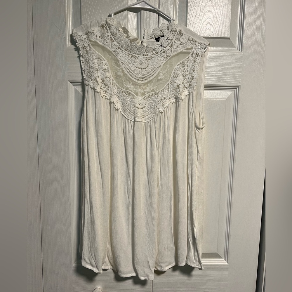 Torrid Size 1 White Gauze Top with Lace Embroidery